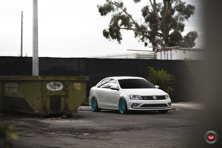  Volkswagen Jetta GLI on Vossen Wheels (LC-109T) 2018 года  (фото 10 из 23)